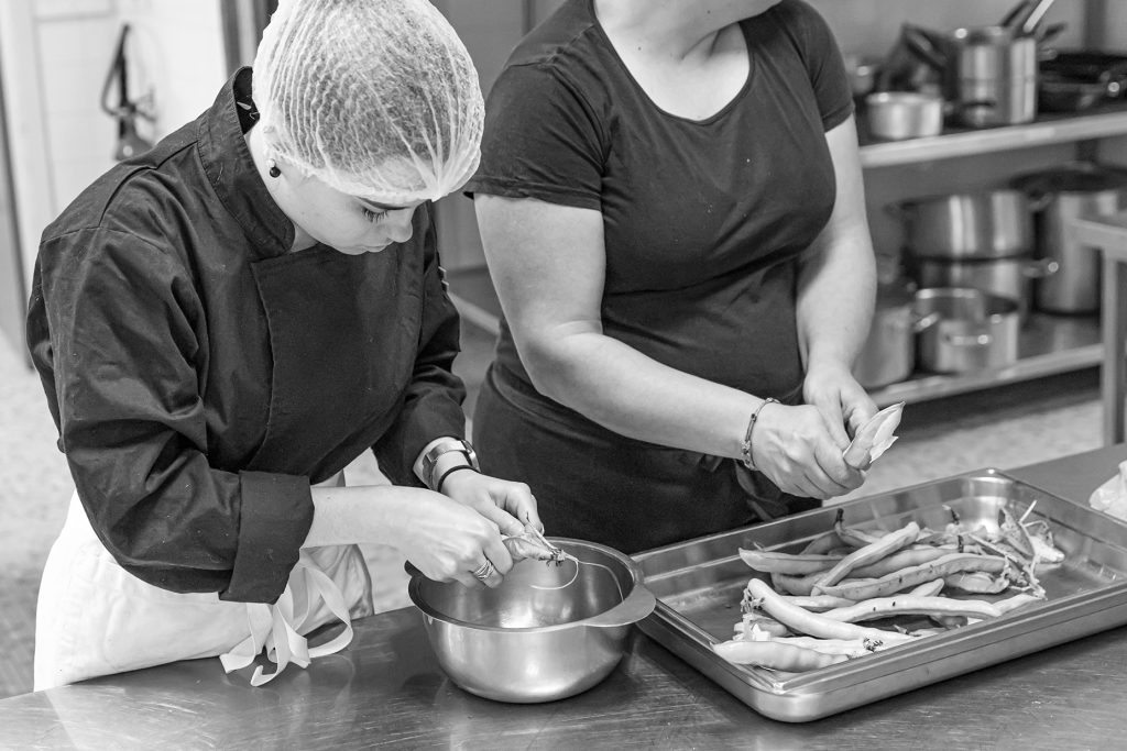 Image d'illustration, deux personnes cuisinent